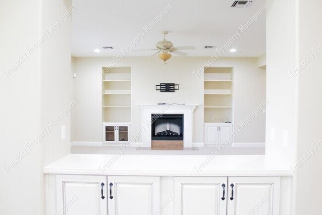 Building Photo - Spacious Custom Home Near Lindsay and McKe...