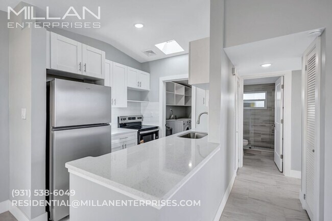 Building Photo - 325 Capri Blvd