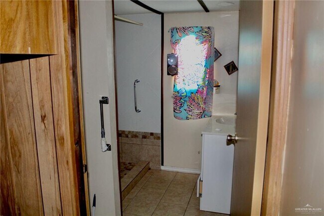 Building Photo - 1304 Breezy Dr