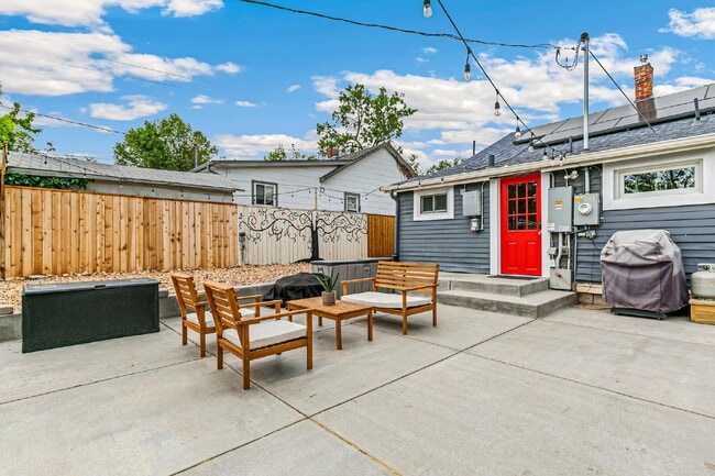 Building Photo - $2,595, 3-bed, 2-bath, located in Denver w...