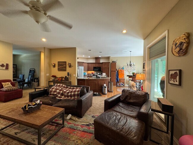 Building Photo - 3 Bedroom, 3 Bathroom House - Walking distance to the beach