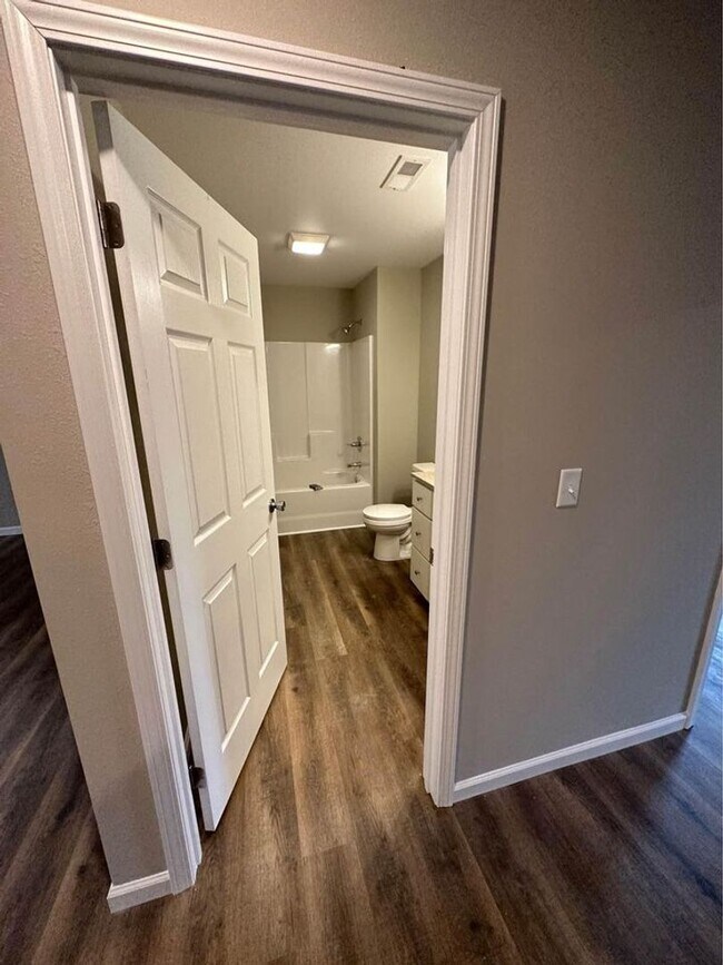 Building Photo - 2 bed 1 bath apartment in Jackson, MO