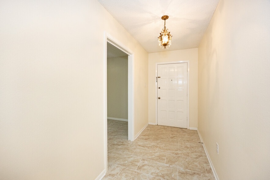 Building Photo - 12114 Tams Dr
