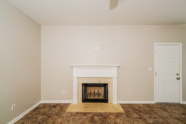 Building Photo - 310 Hidden Ridge Dr