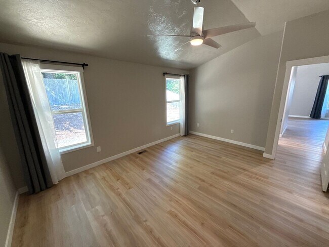 Building Photo - 5647 SW Windflower Dr