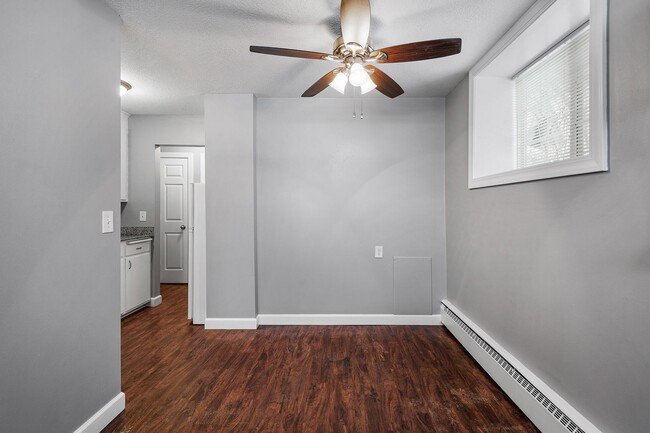 Building Photo - Spacious 1BR/1Bath apartment available Now!