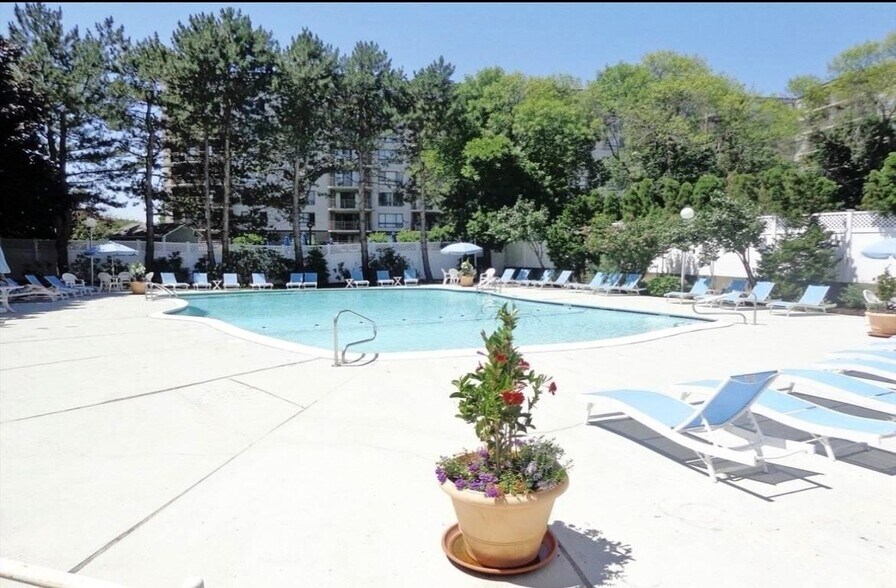 Building Photo - 131 Coolidge Ave