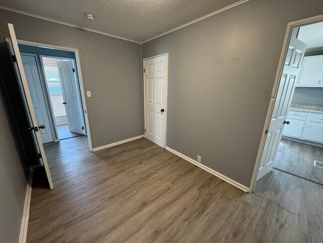 Building Photo - Eagledale 3 Bedroom 1 Bath