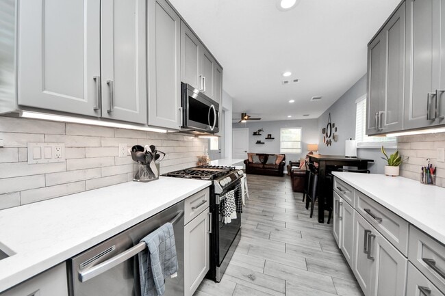 Building Photo - 834 Ellington St