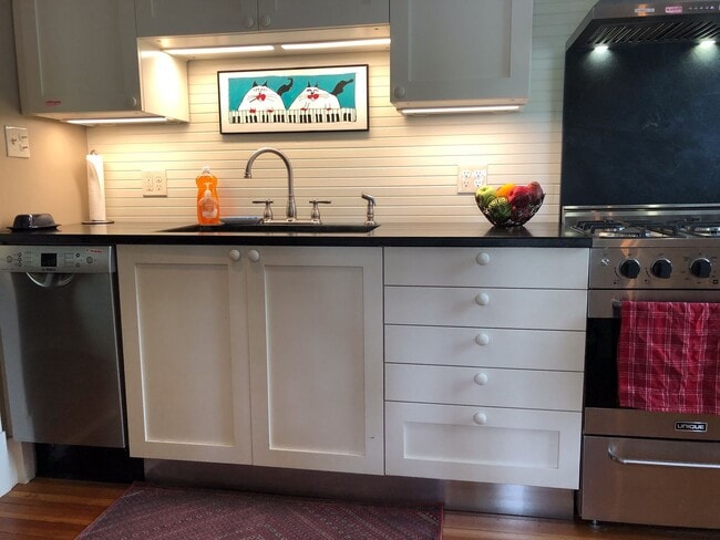 Building Photo - Charming 2 Bed 1 Bath