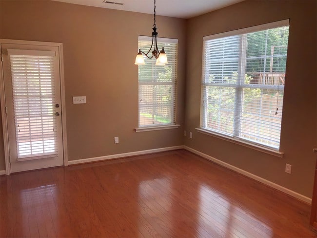 Building Photo - 2907 Blossom Park Drive Southeast