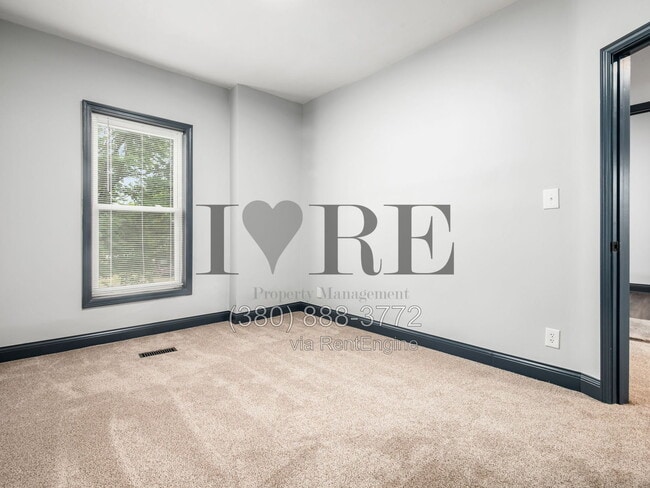 Building Photo - 806 Sullivant Ave