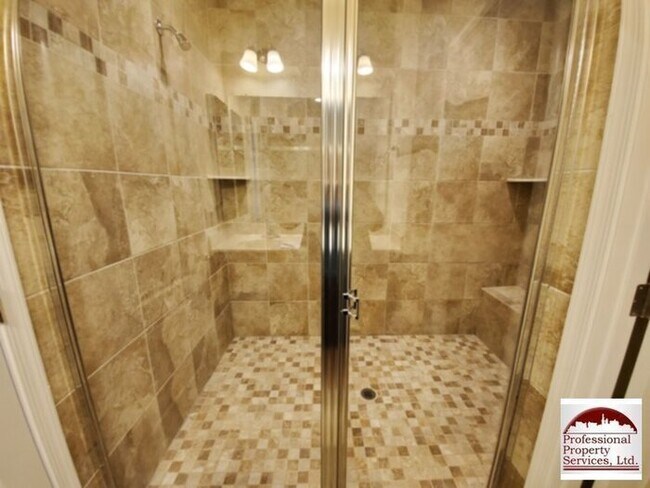 Building Photo - Beautiful Luxury Townhome Near Everything!