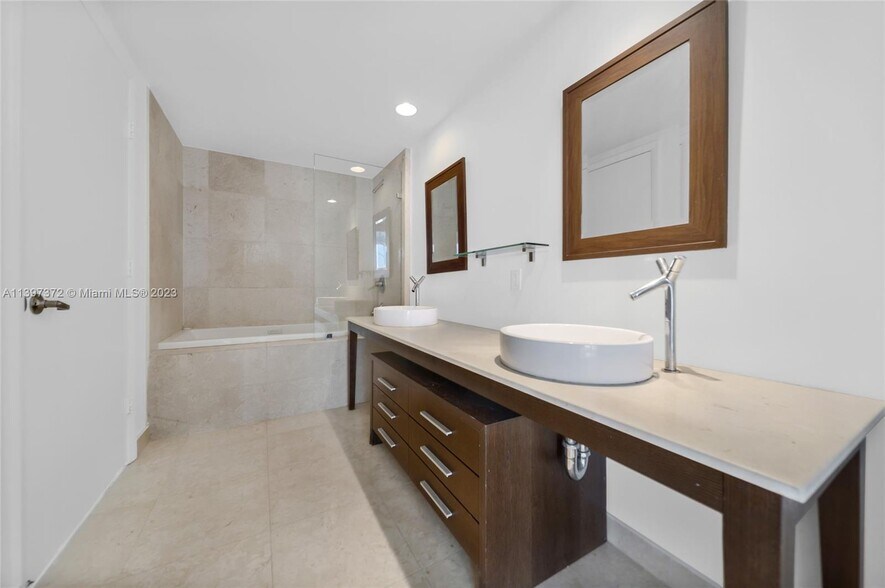 Building Photo - 475 Brickell Ave