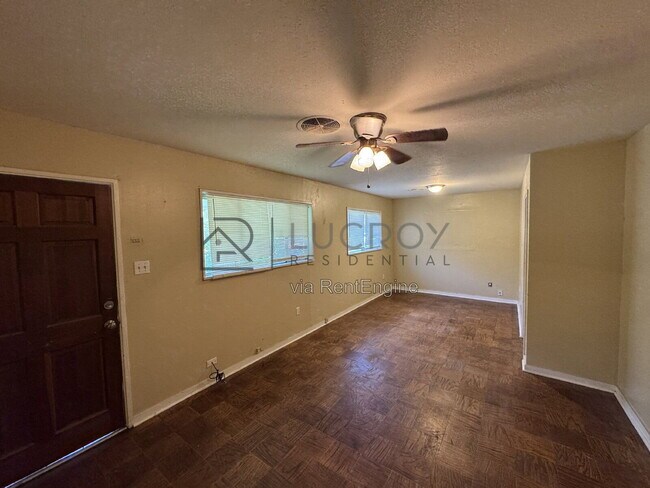 Building Photo - 3038 Lakewood Dr