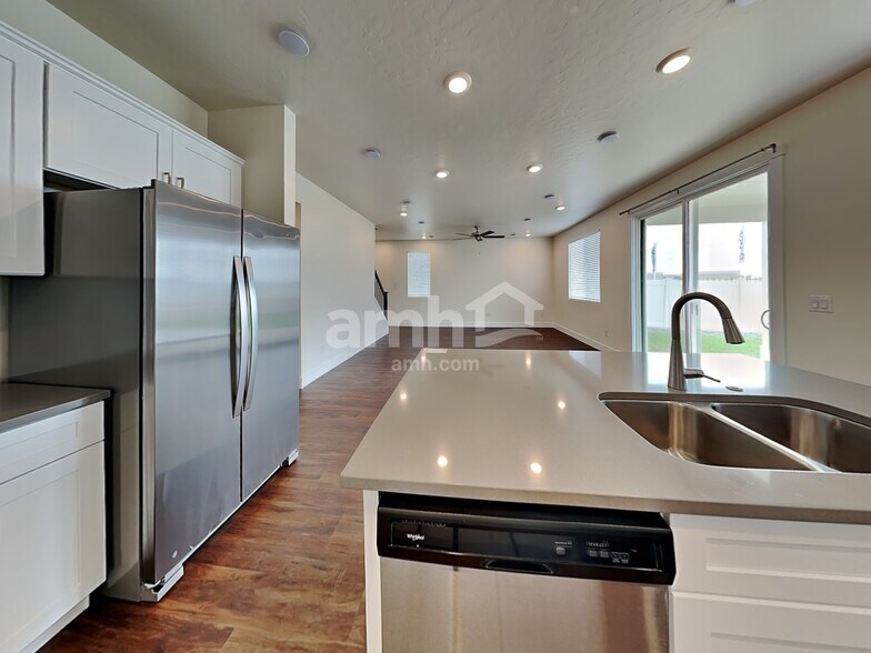 Building Photo - 4089 N Keklik Ave