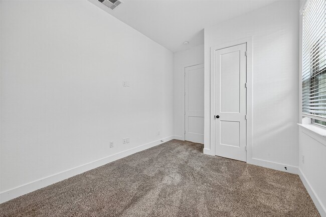 Building Photo - 10727 River Walk Dr