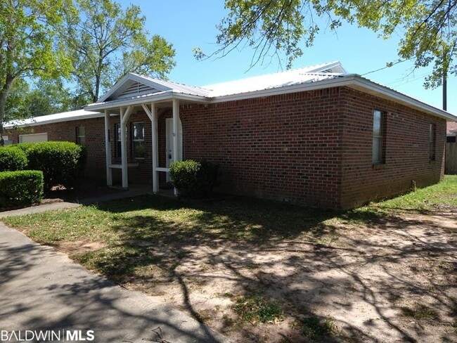 Building Photo - 1612 N Cedar St