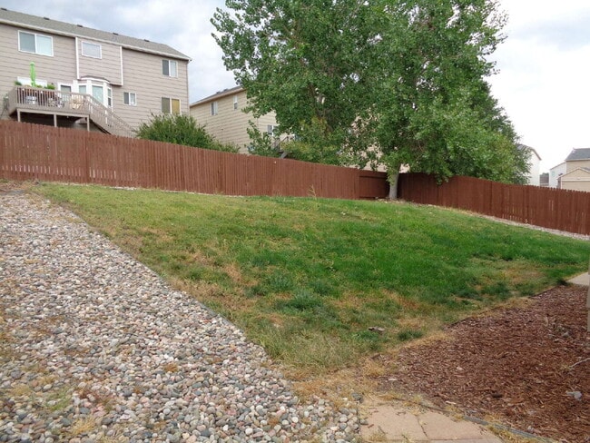 Building Photo - Super location close to shopping, schools,...