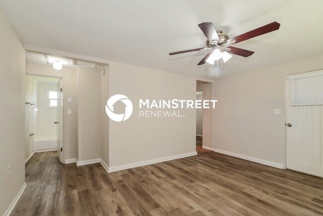 Building Photo - 3 Bedroom Pet-Friendly Home in DELAND, FL with Main Street Renewal