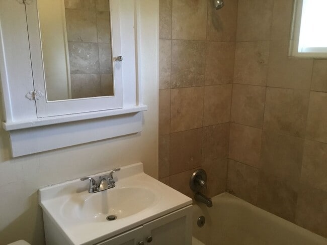 Building Photo - Overlook Charmer