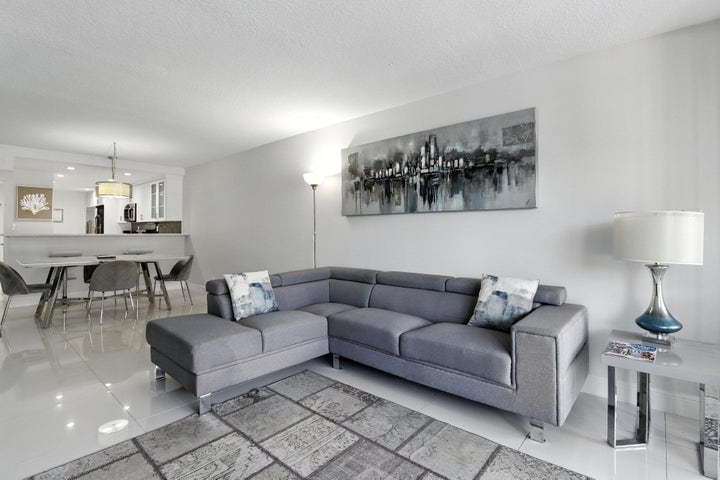 Building Photo - 6 Royal Palm Way