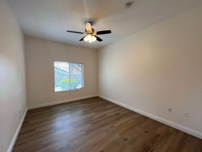 Building Photo - Beautifully remodeled 3 bedroom 2 bathroom downstairs condo right next to the pool!!