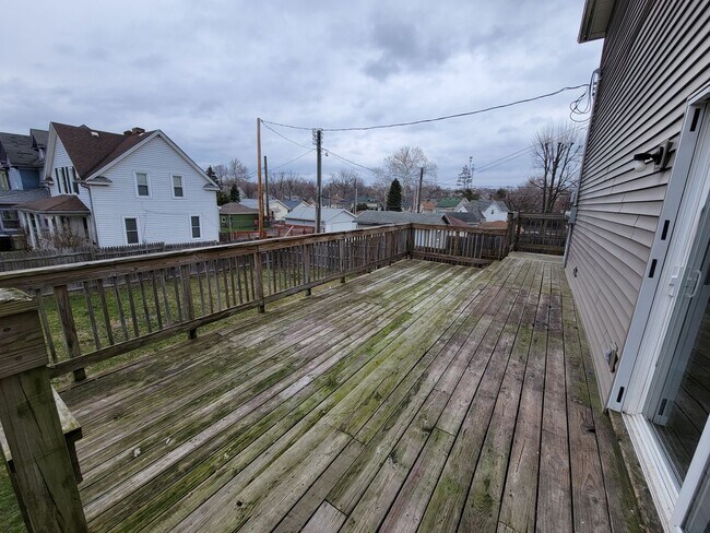 Building Photo - 3 bed, 2 bath. Close to ND