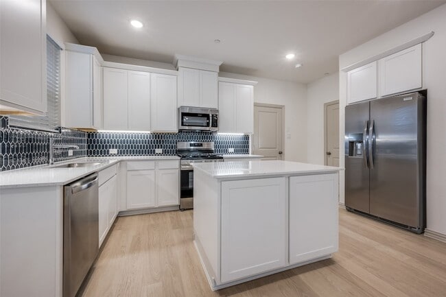 Building Photo - 512 Parkside Dr