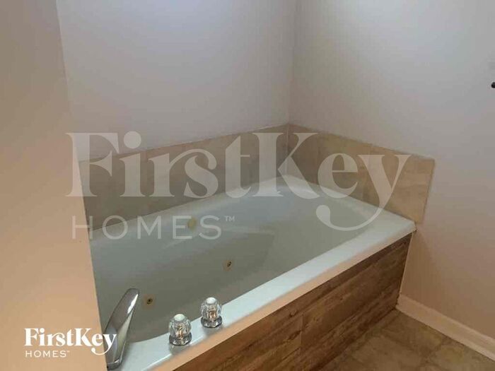 Building Photo - 1409 NE 101st Terrace