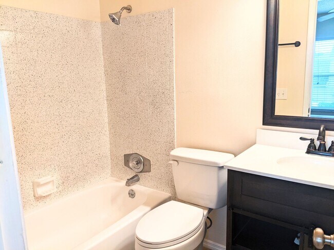 Building Photo - Well kept 2 bed/2.5 baths Townhome in the ...