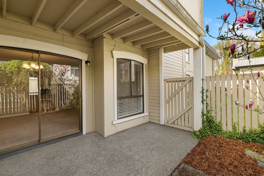 Private enclosed backyard - 10306 NE 16th St