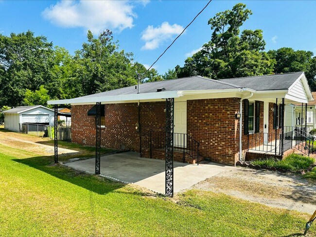 Building Photo - Charming 2 BD/1 BA Bungalow with Fenced Ba...