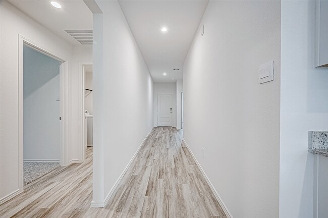 Building Photo - 5034 Balcolm Dr