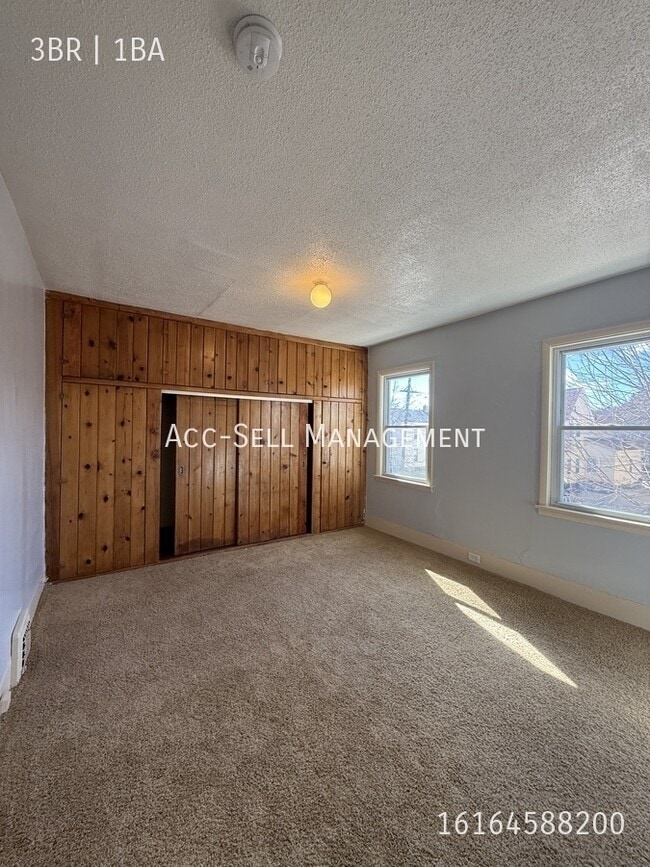 Building Photo - 564 Fremont Ave NW