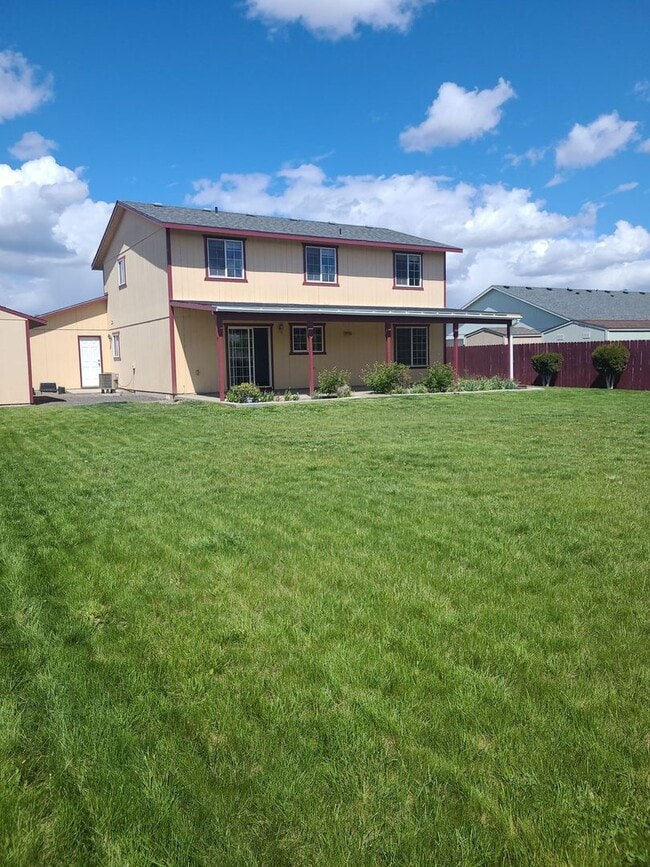 4 Bedroom / Triple Car Garage / Fenced Yard 1349 Greens Loop Moses