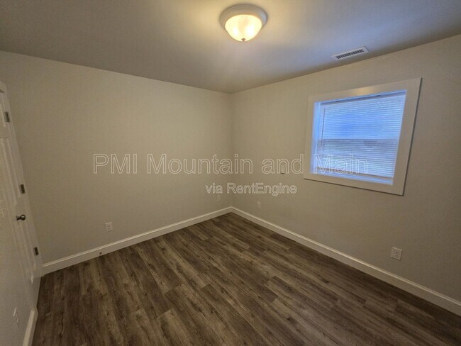 Building Photo - 617 Brookshire St