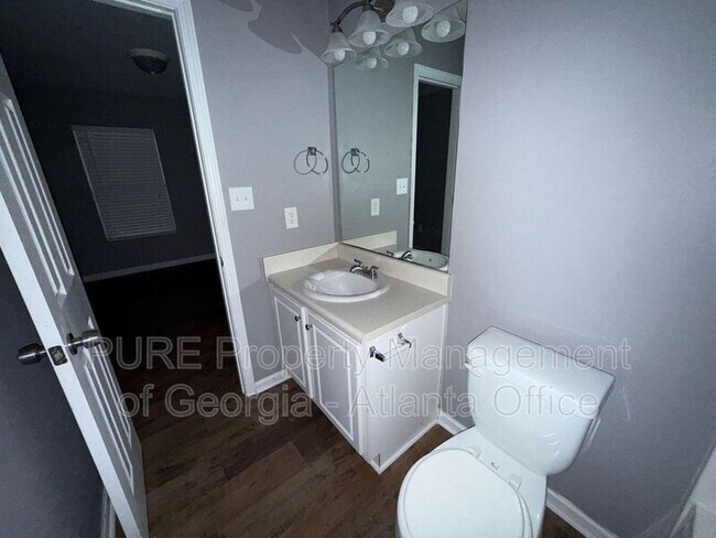 Building Photo - 4210 Oakwood Rd