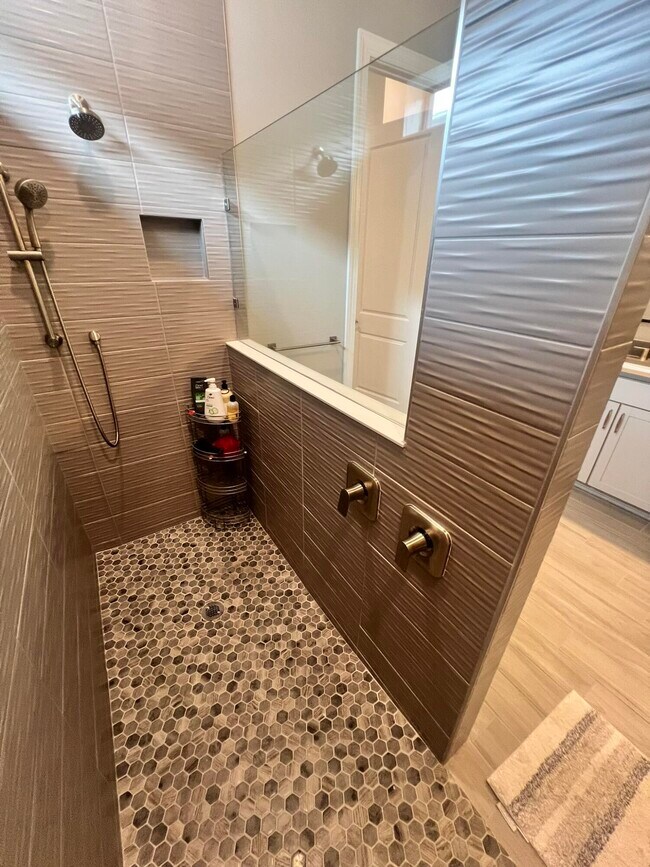 Building Photo - 655 S E Boboli Way