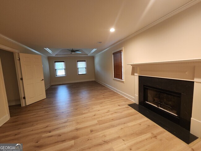 Building Photo - 270 S Shore Dr