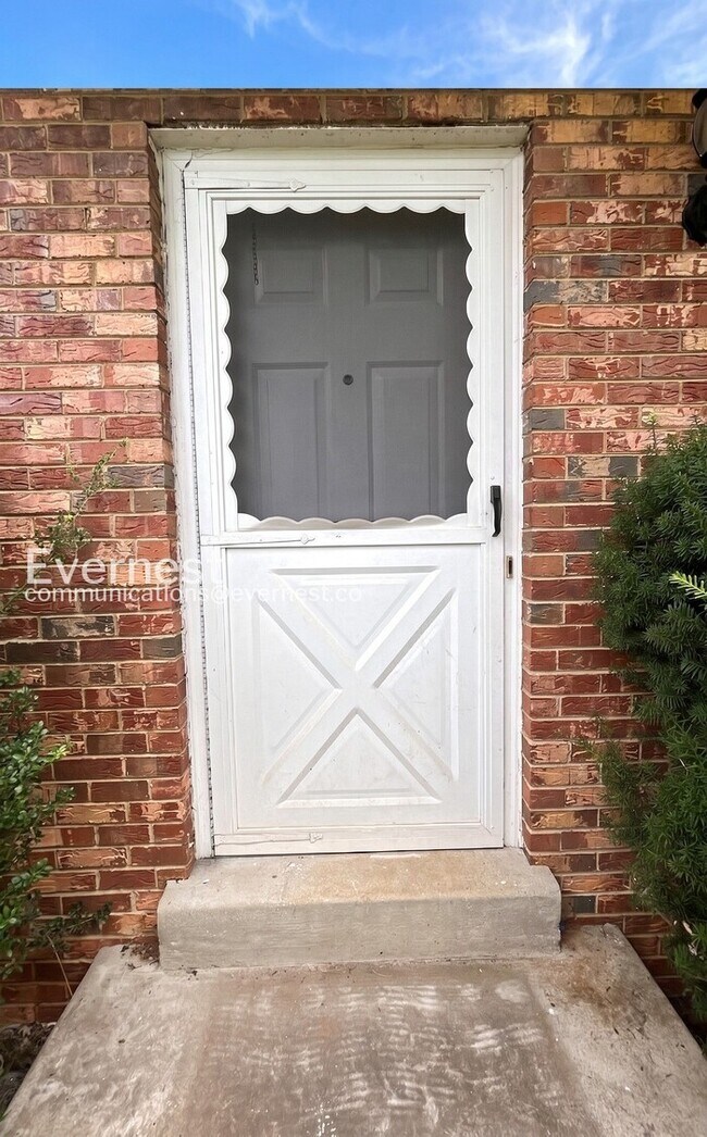 Building Photo - Spacious Town Home with Fenced Yard and Modern Amenities | Pet Friendly | Available Soon!