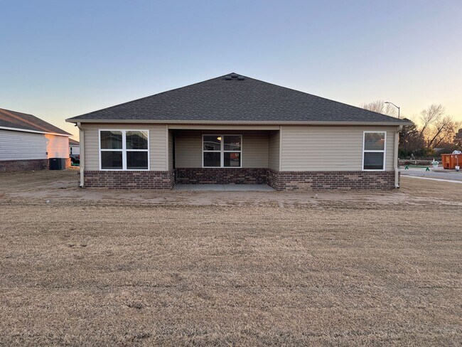 Building Photo - Beautiful 3 Bed, 2 Bath Home in Somerset – Pre-Leasing Now!