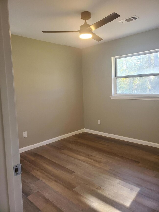 Building Photo - 3353 Tanglewood Dr