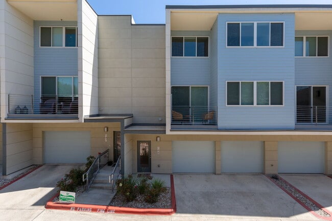 Building Photo - 604 N Bluff Dr