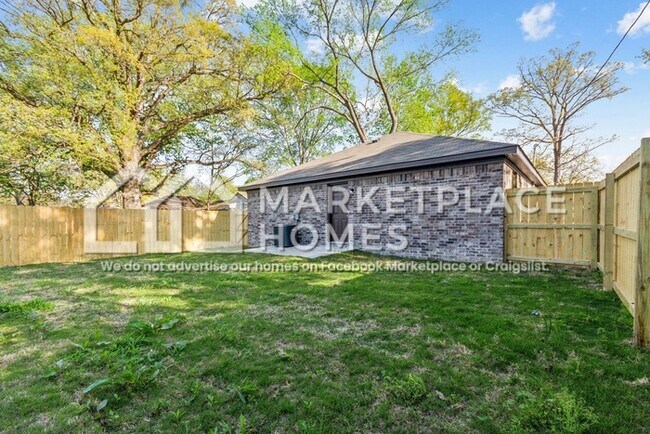 Building Photo - 1519 W 15th St