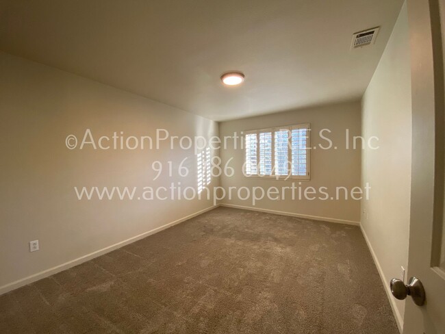 Building Photo - Greenbelt Views - 3 Bed, 2.5 Bath - Privat...