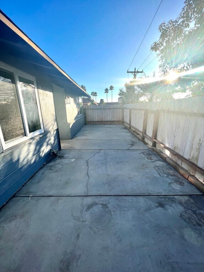 Building Photo - 106 E Avenida Ramona