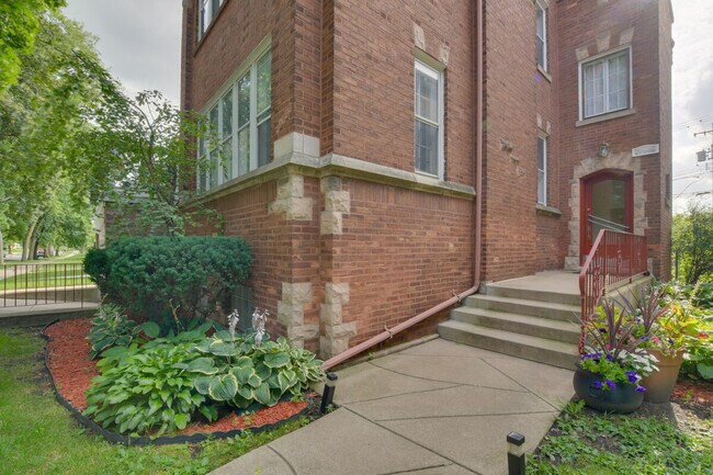 Building Photo - 10508 S Claremont Ave