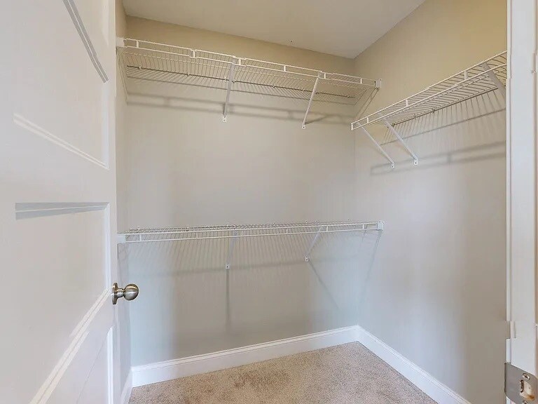2 Walk In Closets - 143 Grandstand Blvd