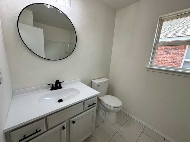 Building Photo - Beautiful 3bed/2bath House Available Near Tinker and Oklahoma Heart Hospital!